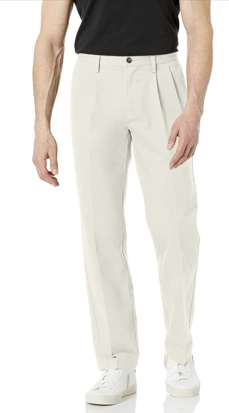 Amazon Essentials Men's Classic-Fit Wrinkle-Resistant Pleated Chino Pant